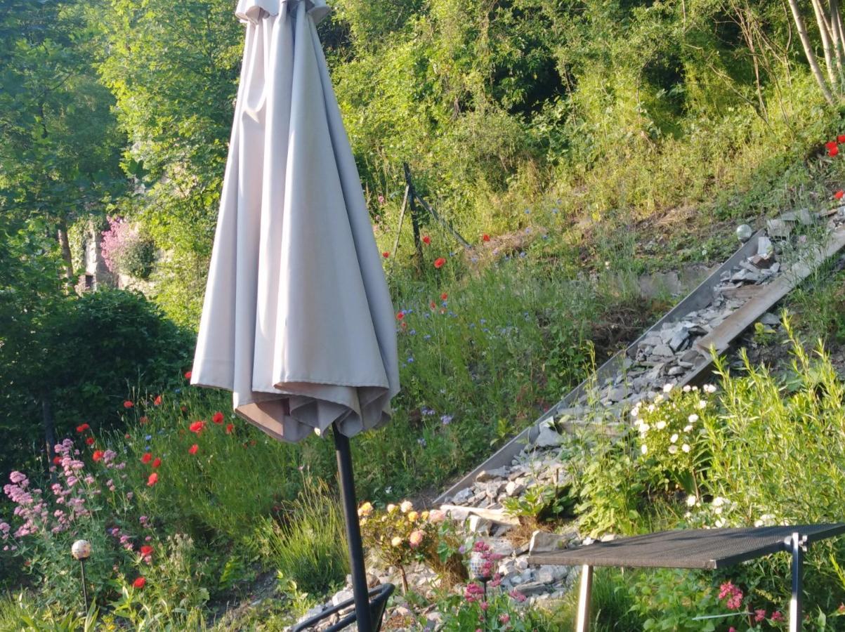 Un studio à louer ds un endroit calme près de la ville de Dinant Esterno foto